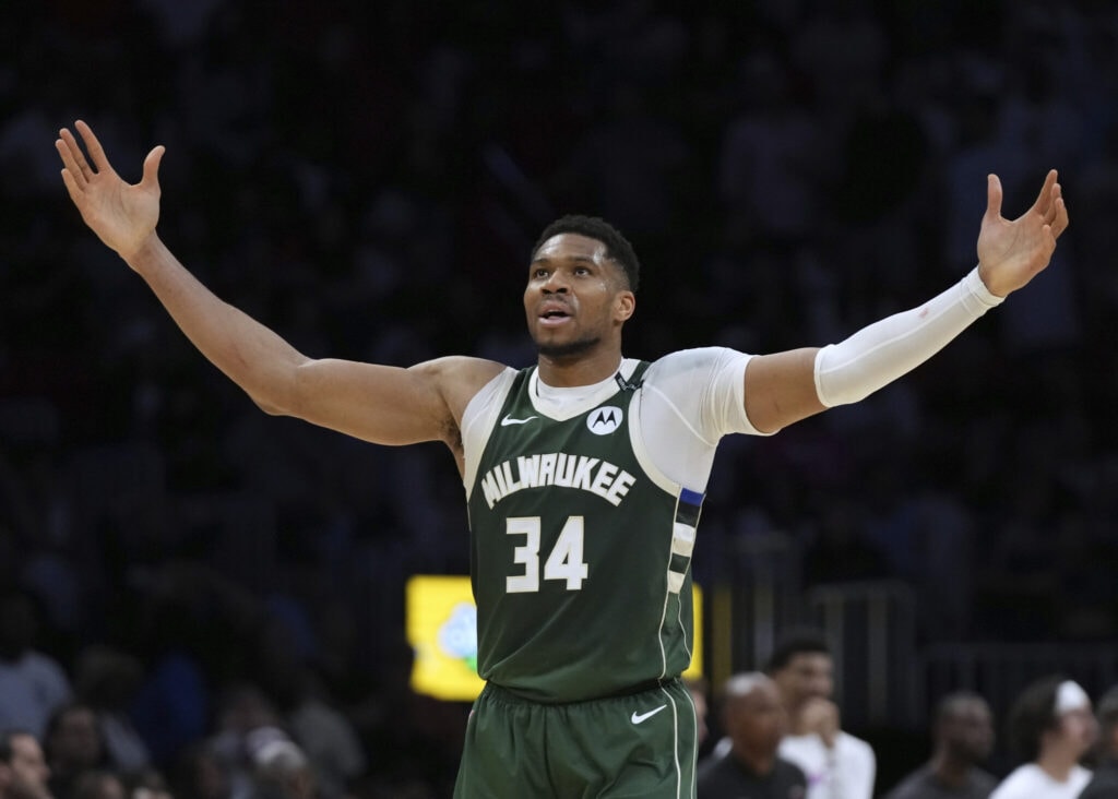 Antetokounmpo “scrubs” most of Bucks mentions from social media as trade rumors ramp up